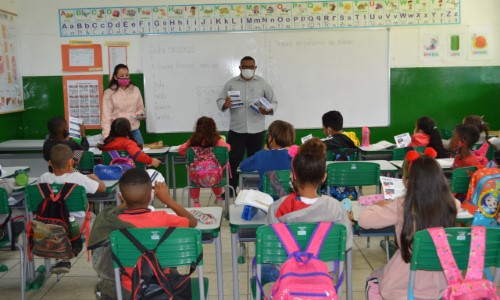 Prefeitura de Porto Real entrega panfleto orientativo nas escolas sobre descarte correto de lixo